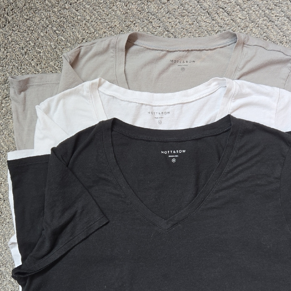 Mott & Bow V-Tshirts, Size: Medium